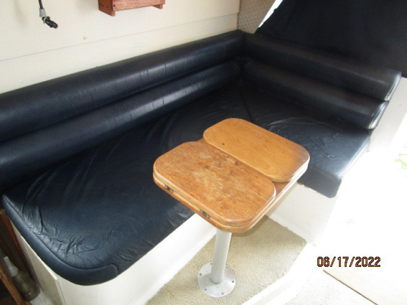 47' Bayliner pilothouse aft seating
