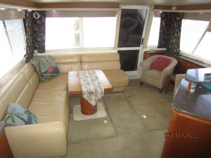 47' Bayliner salon aft