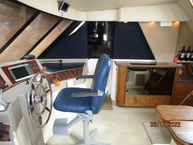 47' Bayliner pilothouse starboard