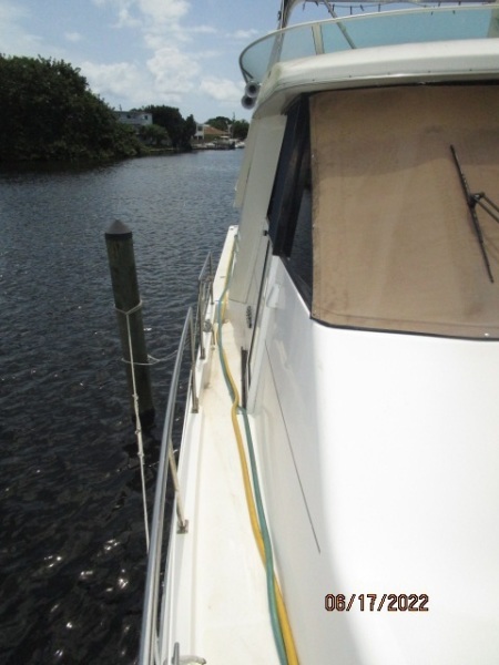 47' Bayliner starboard side deck2