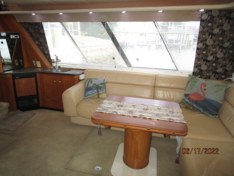 47' Bayliner salon starboard