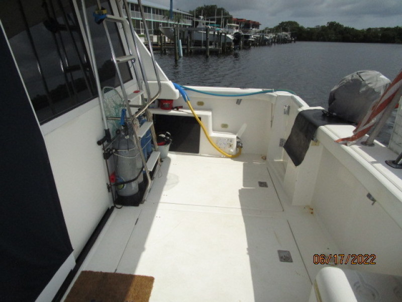 47' Bayliner aftdeck starboard