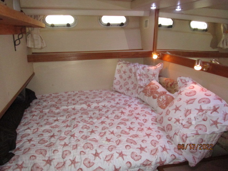 47' Bayliner port aft guest stateroom