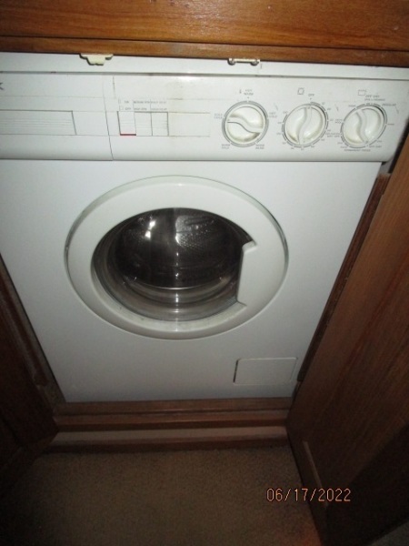 47' Bayliner washer-dryer