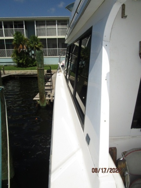 47' Bayliner port side deck1