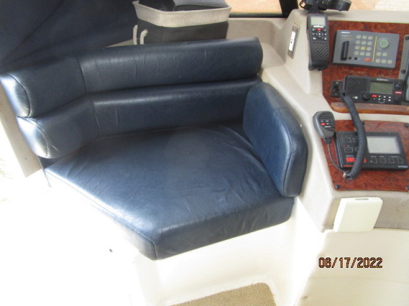 47' Bayliner pilothouse forward seating