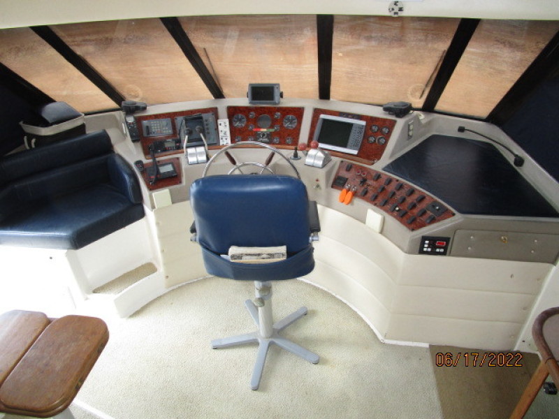 47' Bayliner pilothouse forward