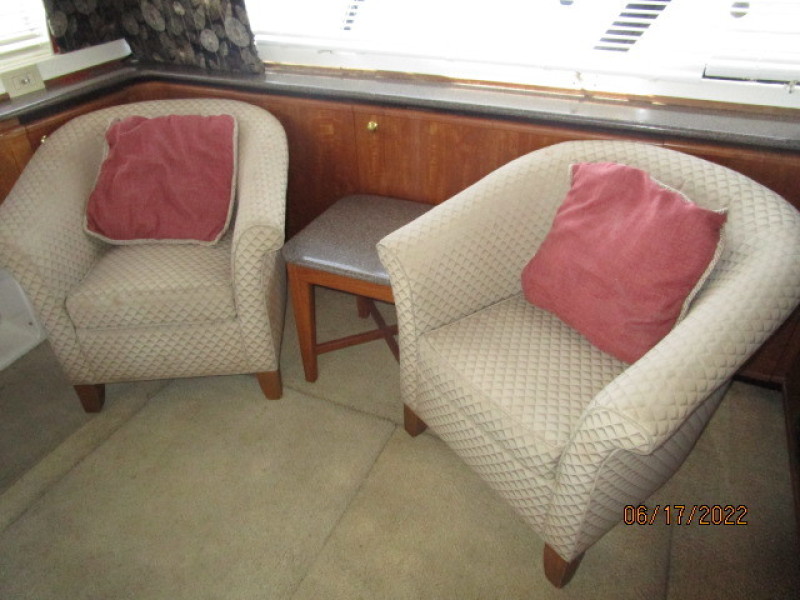47' Bayliner salon port seating