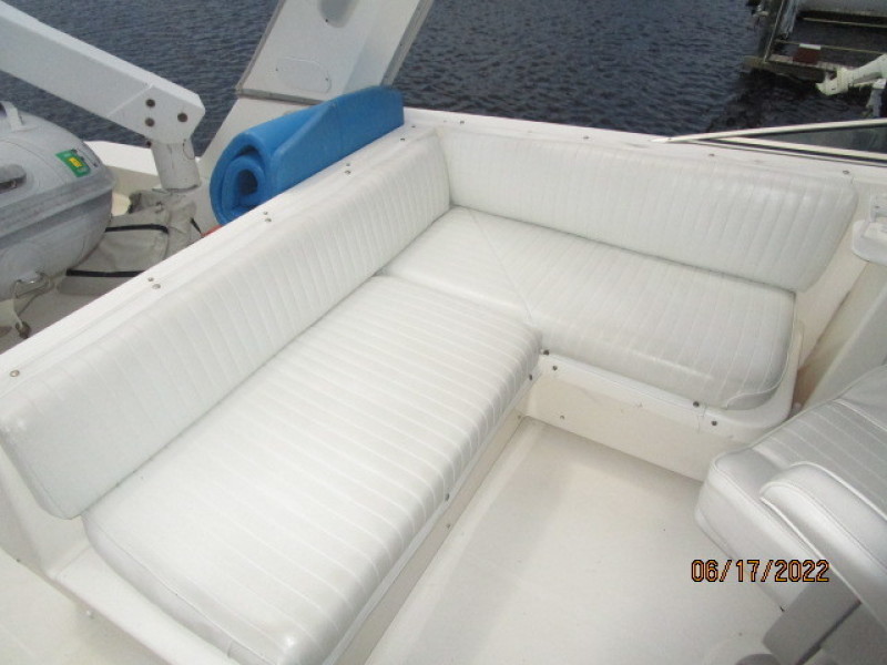 47' Bayliner flybridge port seating