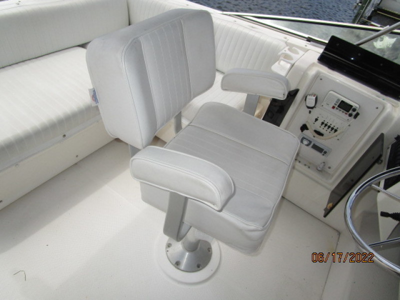 47' Bayliner flybridge helmseat