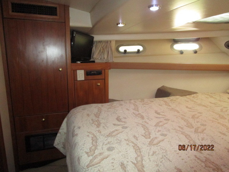47' Bayliner master stateroom port