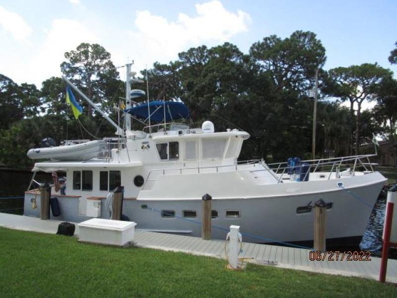 43' Selene starboard forward profile