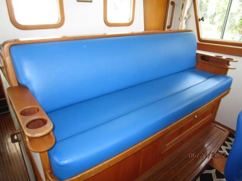 43' Selene pilothouse seating