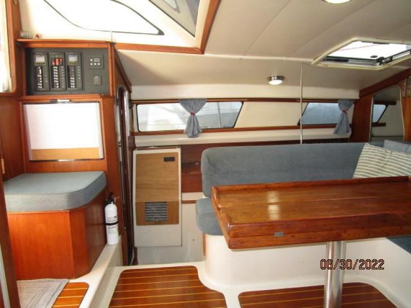34' Gemini salon port