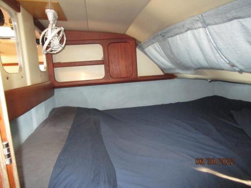 34' Gemini master stateroom port