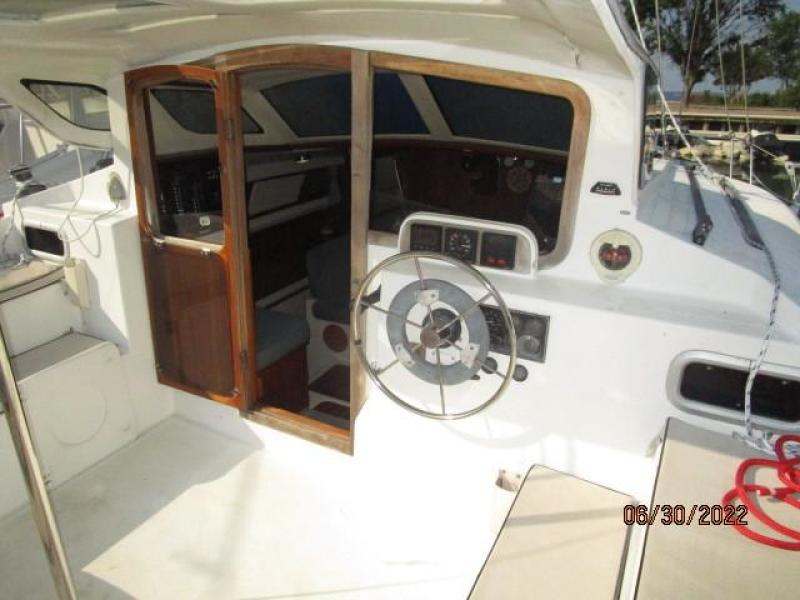 34' Gemini cockpit forward2
