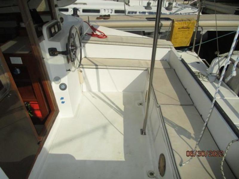 34' Gemini cockpit starboard