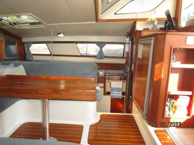 34' Gemini salon starboard