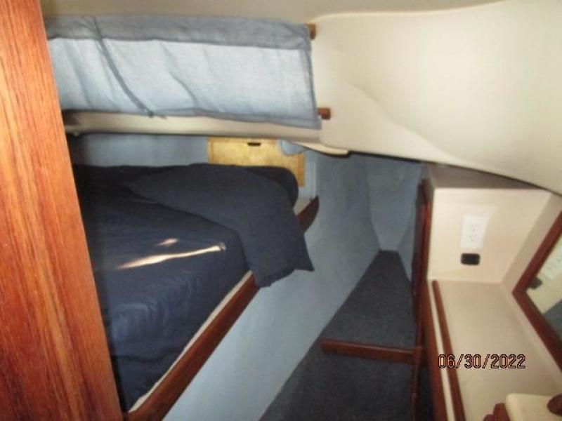 34' Gemini master stateroom1