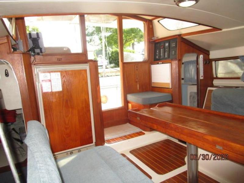 34' Gemini salon aft