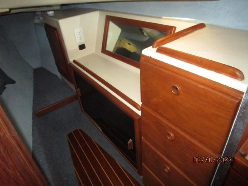 34' Gemini master stateroom starboard