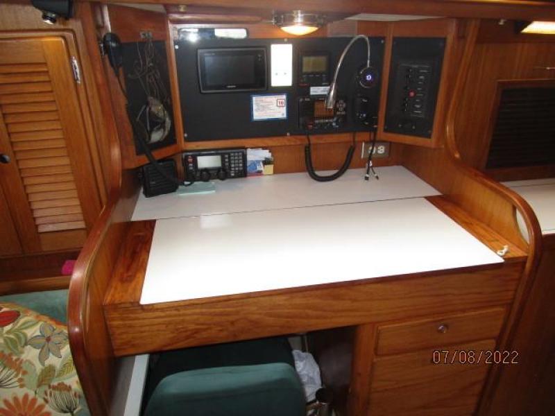 45' Freedom nav station1