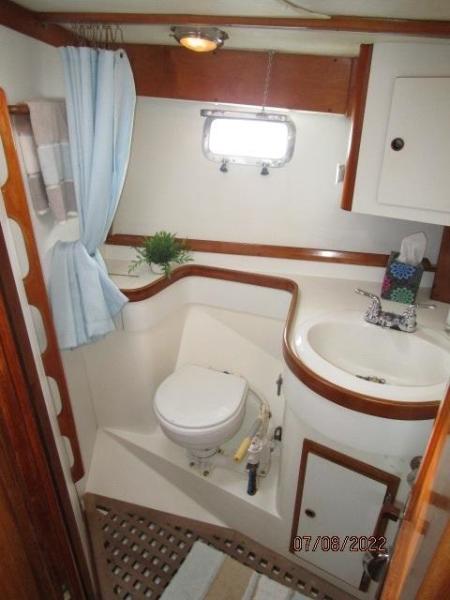 45' Freedom guest head