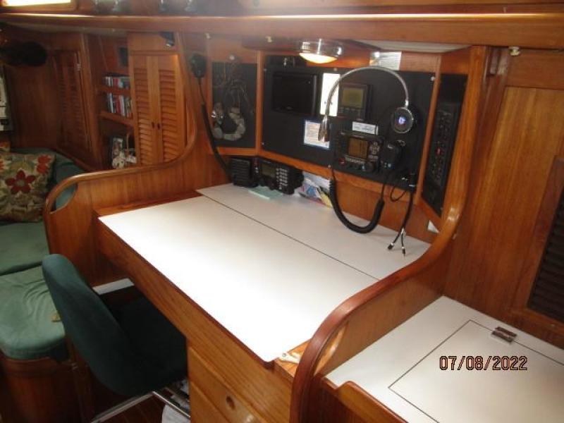 45' Freedom nav station3