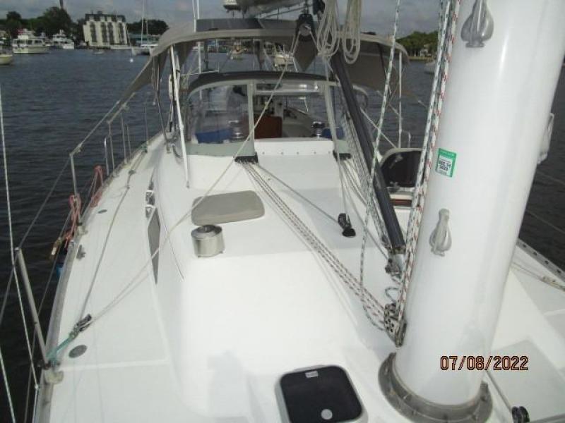 45' Freedom foredeck aft1