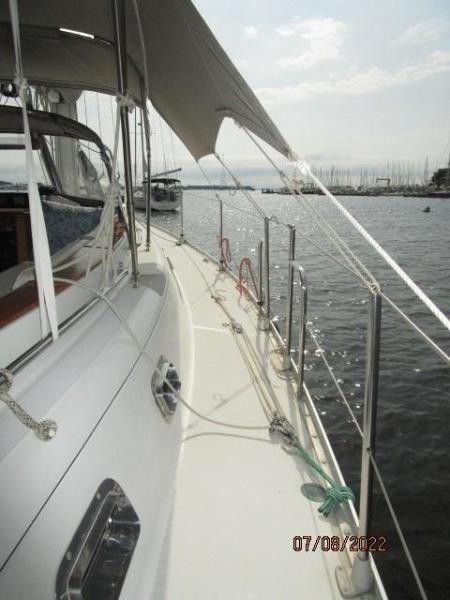 45' Freedom starboard side deck2