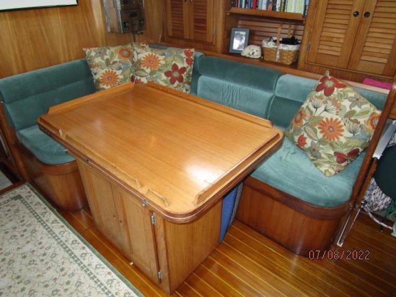 45' Freedom salon starboard seating1