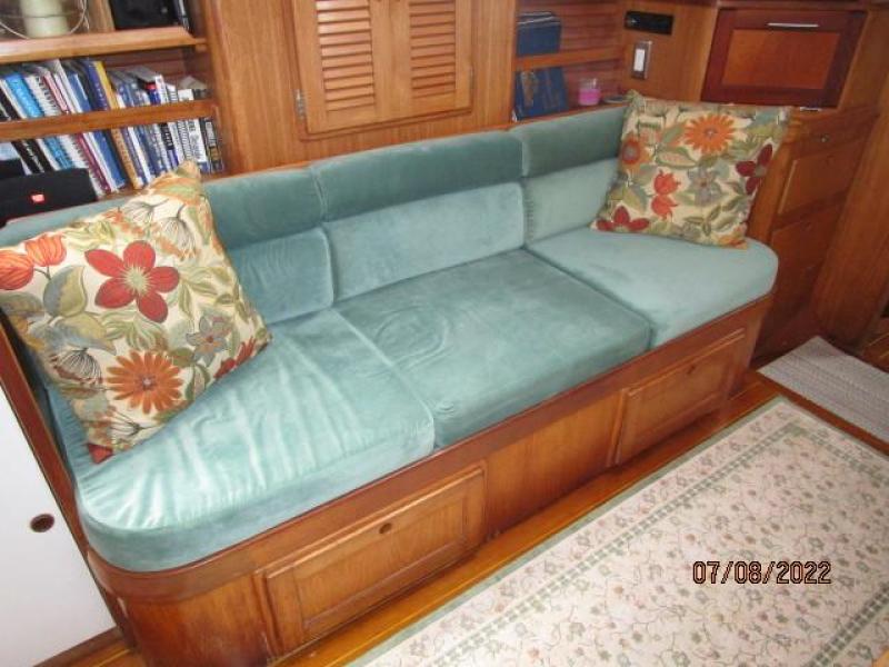 45' Freedom salon port seating