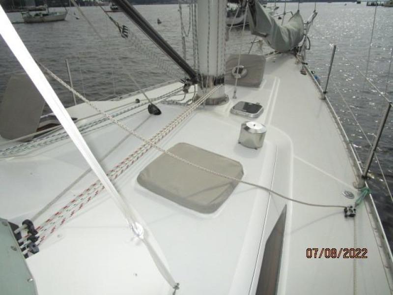45' Freedom foredeck2
