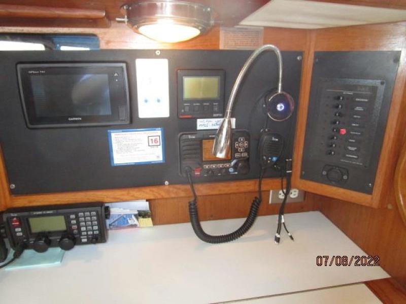45' Freedom nav station2