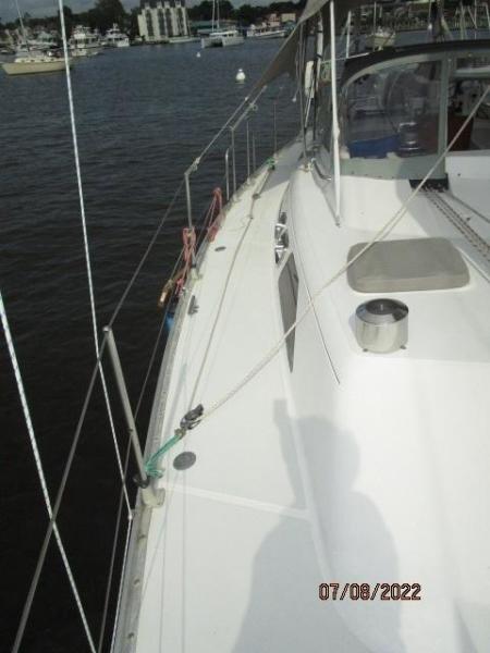 45' Freedom starboard side deck1