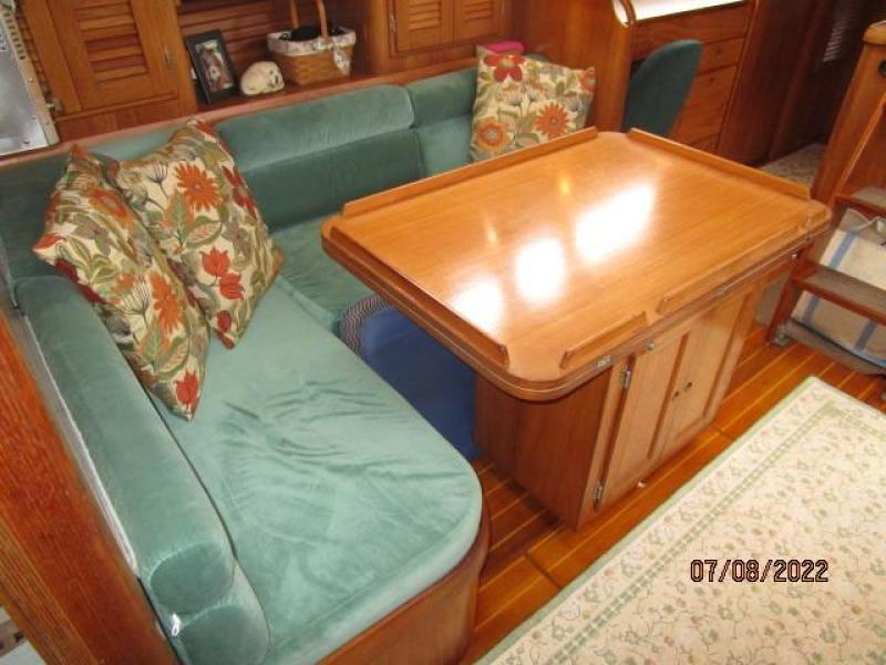 45' Freedom salon starboard seating2