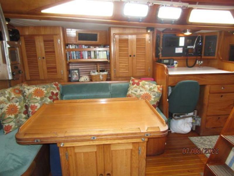 45' Freedom salon starboard