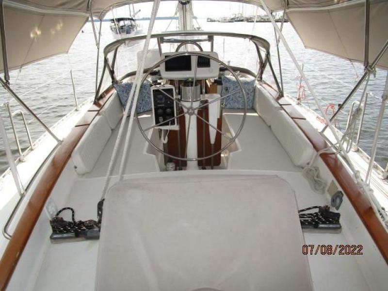 45' Freedom cockpit forward1