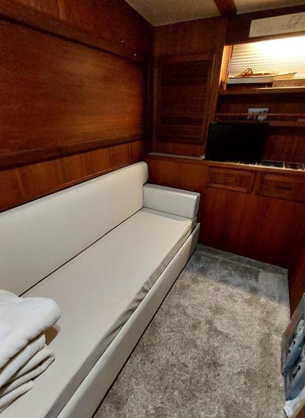 1985 Chris-Craft Constellation
