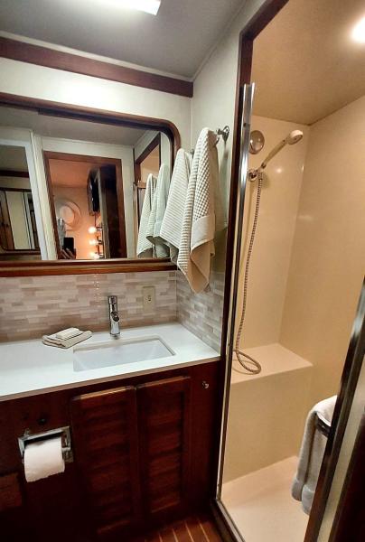 1985 Chris-Craft Constellation