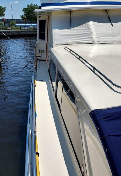 1985 Chris-Craft Constellation