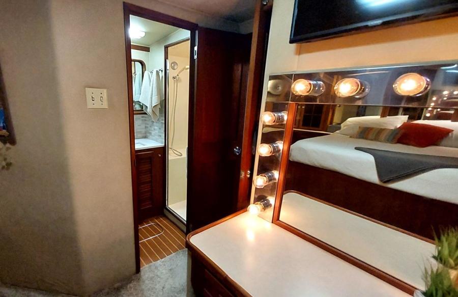 1985 Chris-Craft Constellation