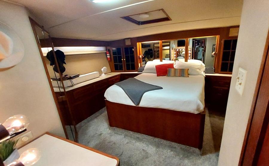 1985 Chris-Craft Constellation