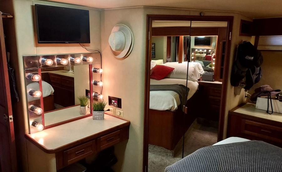 1985 Chris-Craft Constellation