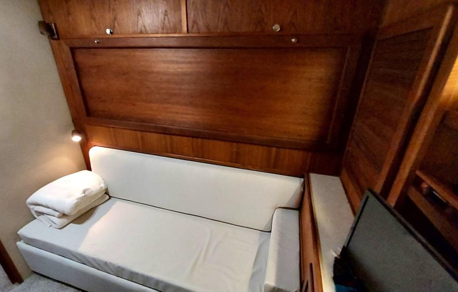 1985 Chris-Craft Constellation