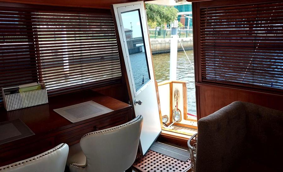 1985 Chris-Craft Constellation
