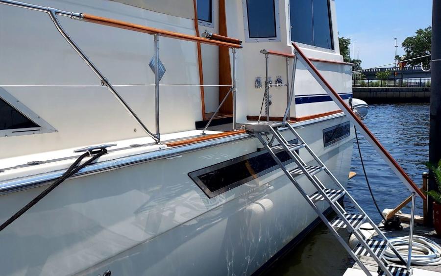 1985 Chris-Craft Constellation