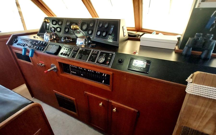 1985 Chris-Craft Constellation