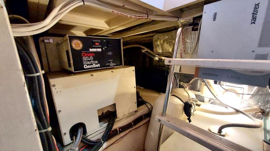 1985 Chris-Craft Constellation