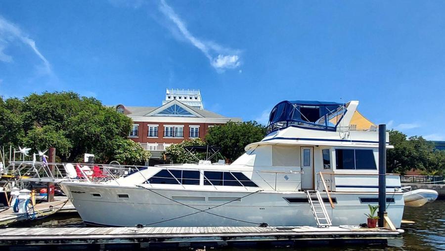 1985 Chris-Craft Constellation